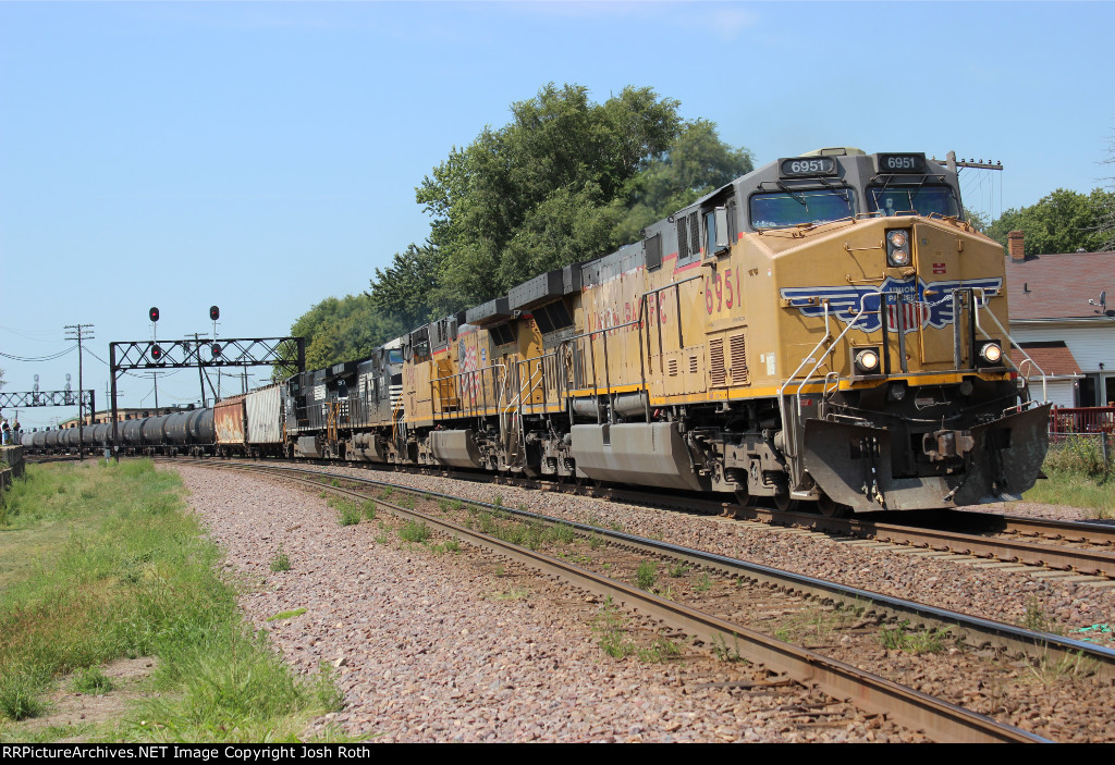 UP 6951, UP 5598, NS 9771 & NS 9702